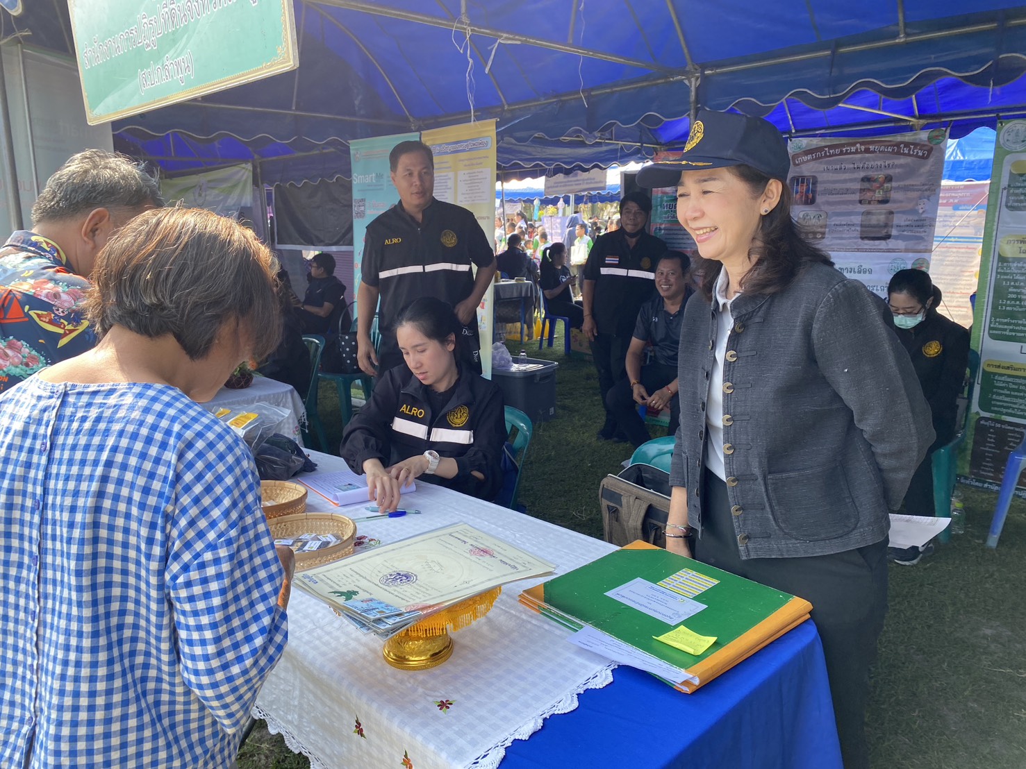 title - นางปรารถนา ชัยญานะ ปฏิรูปที่ดินจังหวัดลำพูน พร้อมด้วยเจ้าหน้าที่ส.ป.ก.ลำพูน ร่วมจัดกิจกรรม “หน่วยบำบัดทุกข์ บำรุงสุข จังหวัดลำพูนเคลื่อนที่